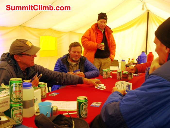Playing cards waiting fr better weather. Photo Detlef Buckwitz